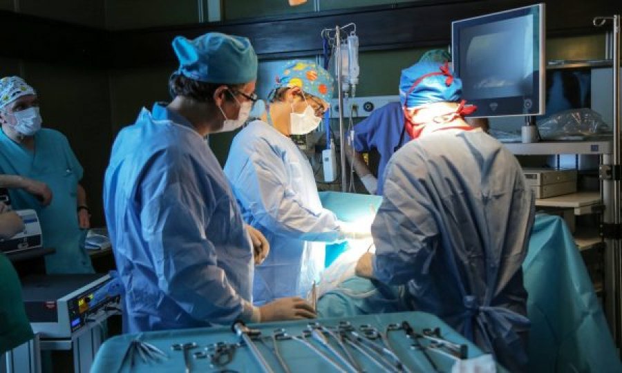 Ndalet rryma në Ortopedi, operacioni kryhet me dritë të telefonit