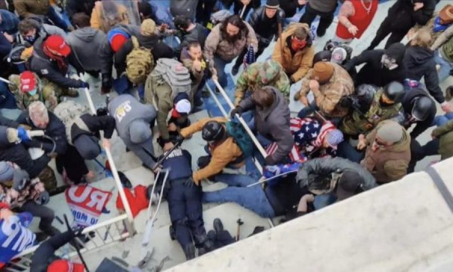 Publikohen pamje të reja nga dhuna në Kongres, momenti kur turma sulmon policin