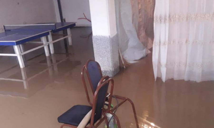 Vërshimet në Kamenicë, një fshat mbetet pa qasje, kryetari i lut qytetarët për qetësi