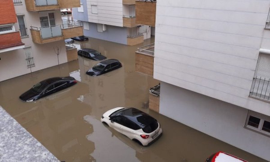 Rëndohet gjendja në Fushë-Kosovë, uji ka mbuluar tërësisht veturat e banorëve