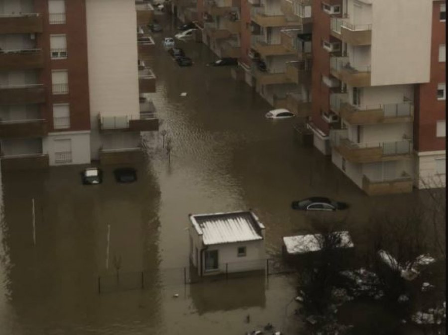 Komplet një lagje vërshohet nga uji në Fushë-Kosova