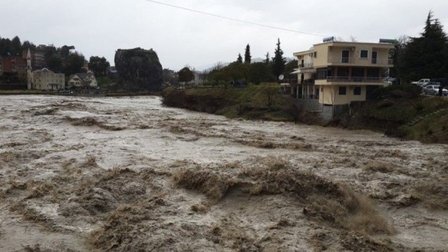 Shtëpitë e vërshuara nga uji e rrugët e bllokuara, kreu i Drenasit thirrje qytetarëve të mos dalin nga shtëpitë