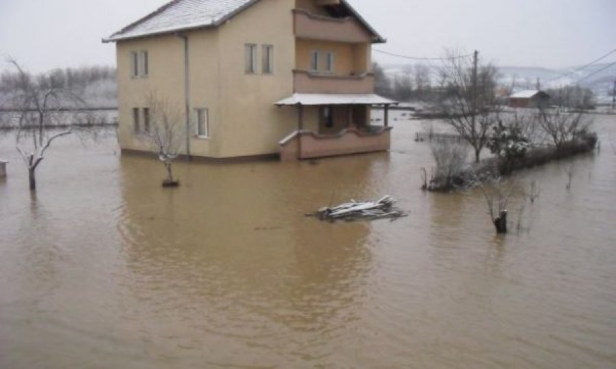 Pas vërshimeve, uji në disa fshatra të Klinës nuk është i pijshëm