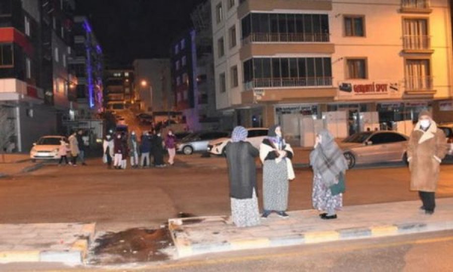 Në Turqi tërmeti i fortë nxjerr njerëzit në rrugë