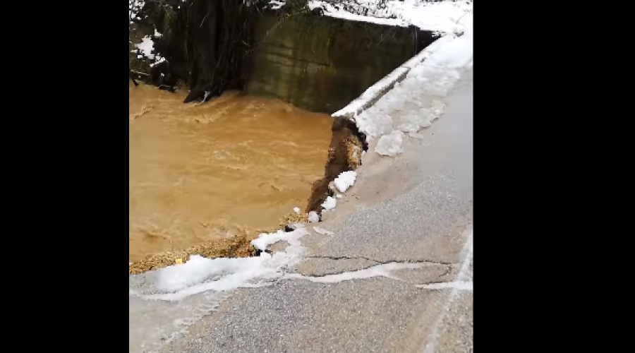 Si pasojë e përmbytjeve të mëdha shembet ura në Llaushë të Skenderajt