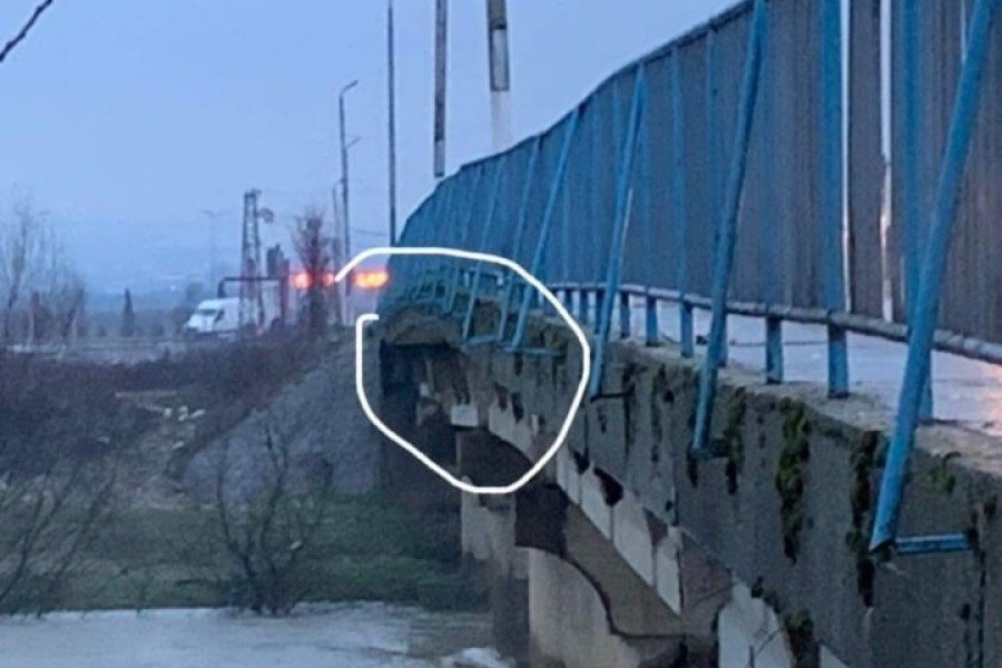 Kjo urë në Kosovë rrezikon të shembet 