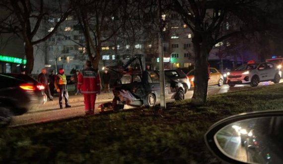 Aksident mes dy veturave në Prishtinë, lëndohet një person