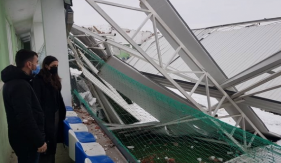 Rrufeja e rrënon kulmin e një arene sportive në Podujevë