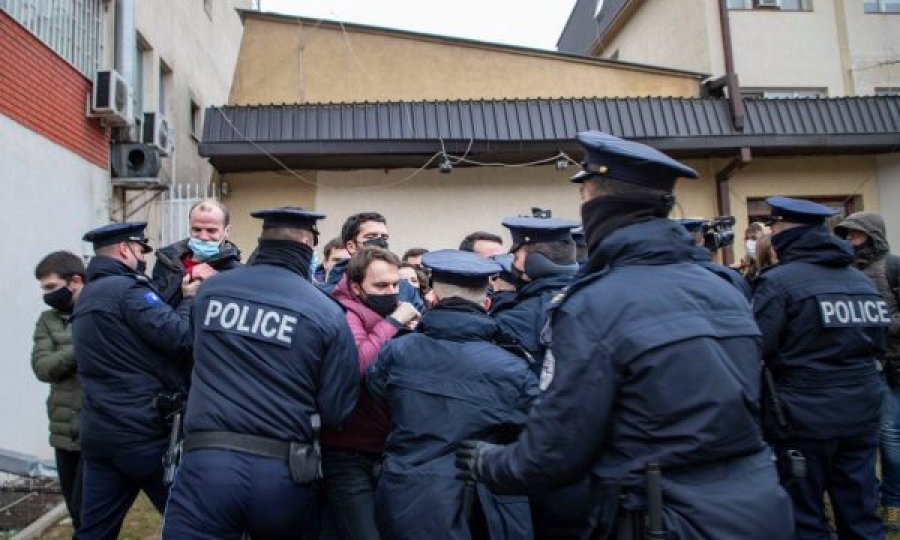 Krasniqi thotë se i rrahën në stacion: Publikon foton e policit që e goditi Natyra Kuçin