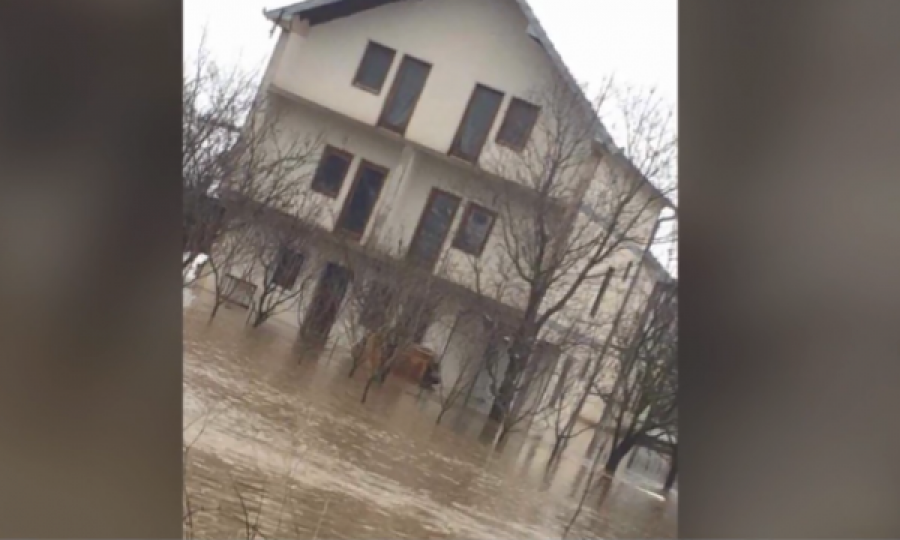 Drenasi ende në ujë, dëme të mëdha nga reshjet