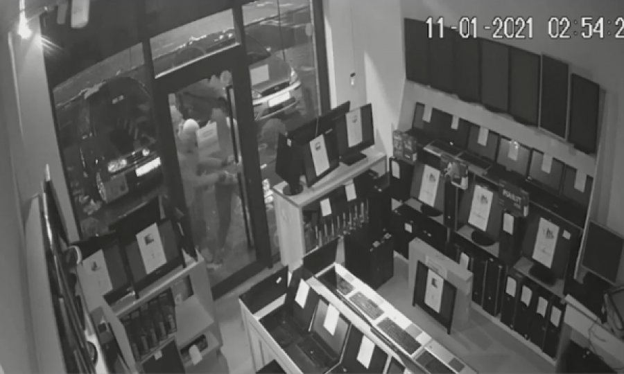Tentojnë të vjedhin laptopë, i zë policia