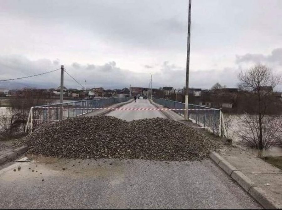 Ndalohet qarkullimi tek ura e fshatit Rogovë, rrezikon të shembet