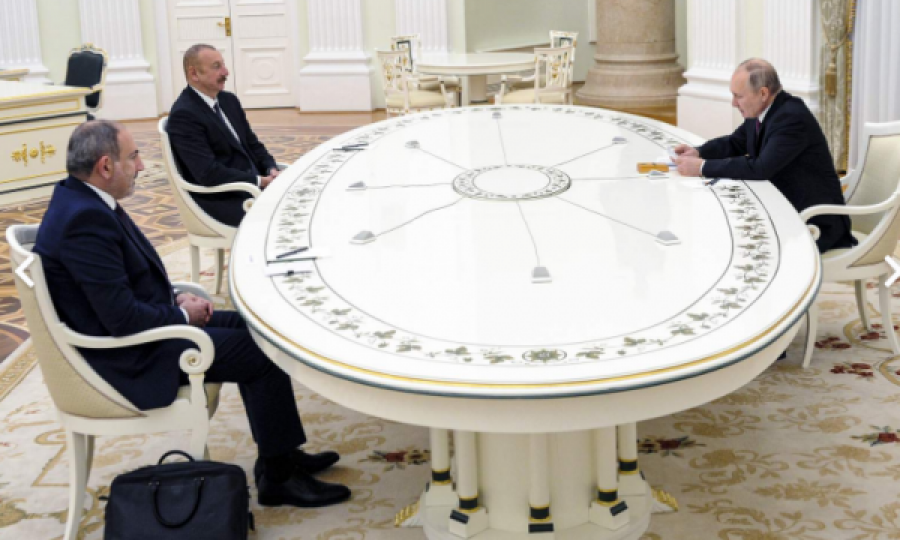Vladimir Putini i bën bashkë Aliyevin e Azerbajxhanit dhe Pashinianin e Armenisë