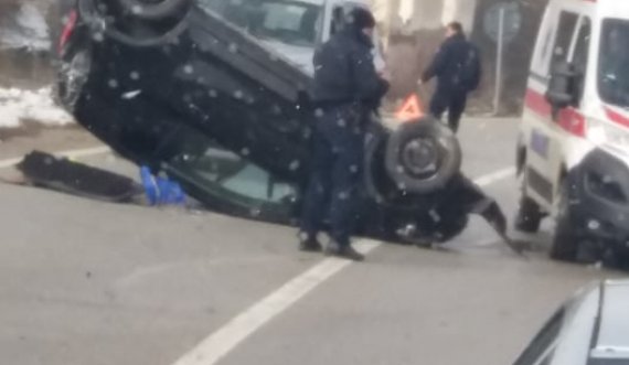 Aksident në Slivovë, vetura rrotullohet në mes të rrugës