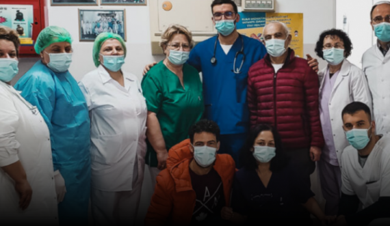 Qytetari falënderon stafin mjekësor të Spitalit të Gjakovës për shërimin e babait nga Covidi