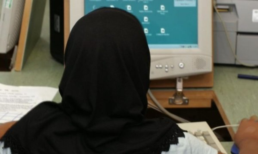 “E ke fustanin tepër të gjatë”, dëbohet nga shkolla 12-vjeçarja