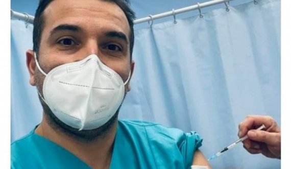 Mjeku shqiptar në Vjenë vaksinohet kundër COVID-19: Mos keni frikë