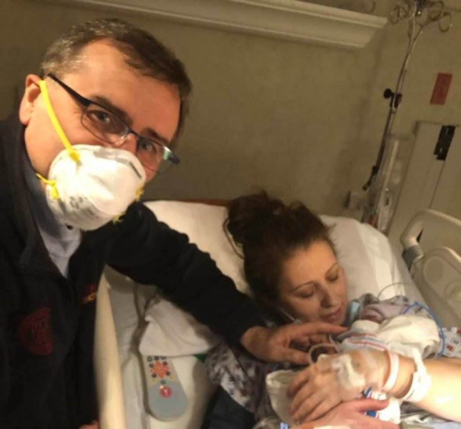 Mjeku shqiptar bëhet baba pas 32 vitesh pritje