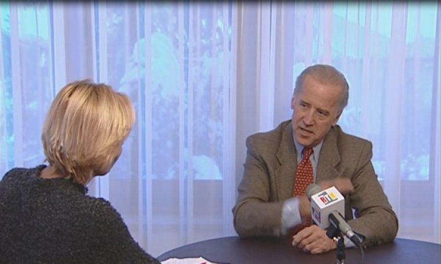Gazetarja kosovare që kishte bërë intervistë me Joe Biden në vitin 2001