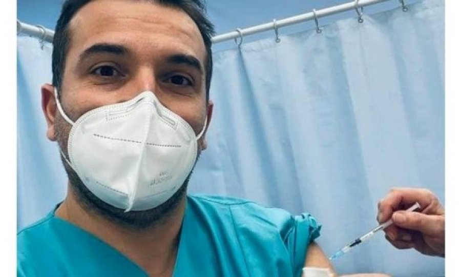 Mjeku shqiptar në Vjenë vaksinohet kundër COVID-19: Mos keni frikë