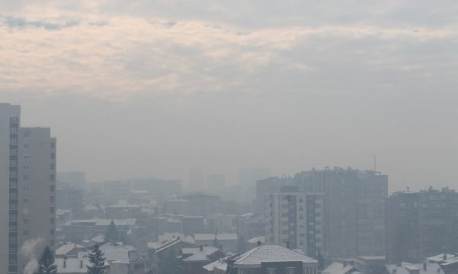 Temperaturat e ulëta e kthejnë ajrin e ndotur në Prishtinë