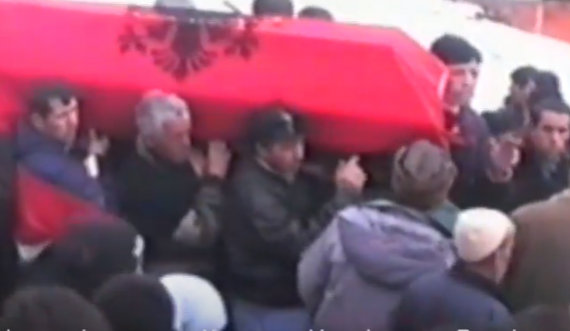 Publikohen pamje të rralla nga varrimi i të vrarëve në masakrën e Reçakut