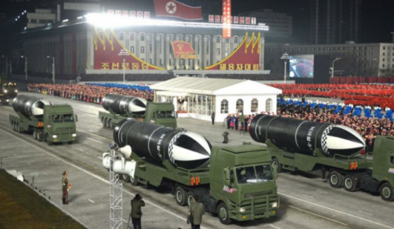 Koreja Veriore prezanton raketën e re balistike që lëshohet nga nëndetësja