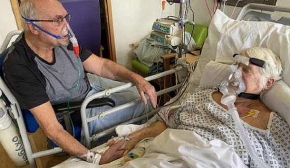  Të rrethuar me tuba oksigjeni, çifti i të moshuarve i japin lamtumirën njëri-tjetrit 