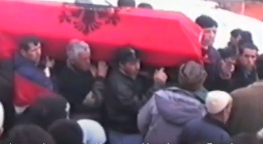 Publikohen pamje të rralla nga varrimi i të vrarëve në masakrën e Reçakut