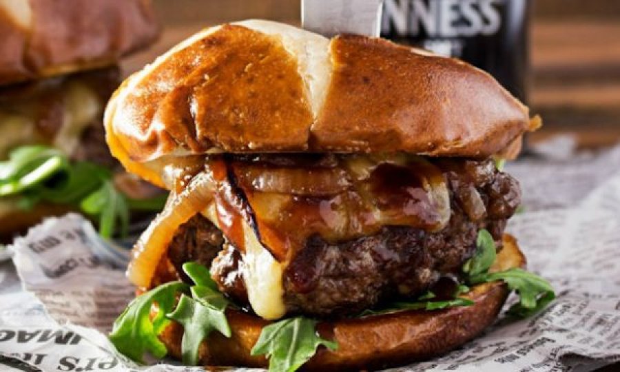 Bënë 80 kilometra në pandemi për të blerë hamburgerë, dënohen