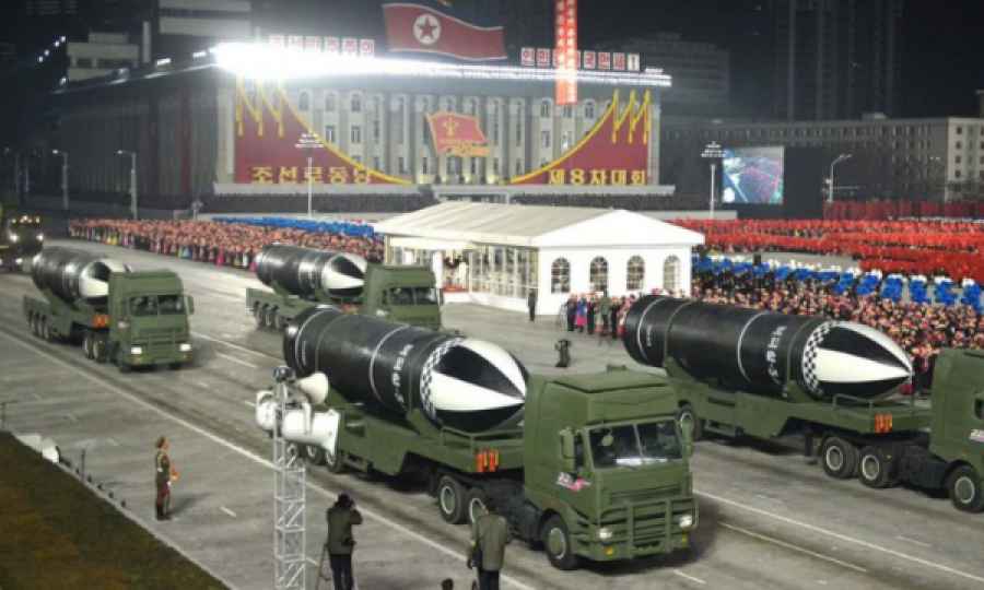 Koreja Veriore prezanton raketën e re balistike që lëshohet nga nëndetësja
