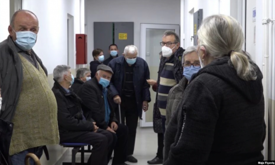 Serbët e Mitrovicës së Veriut po marrin dozën e dytë të vaksinës në Rashkë