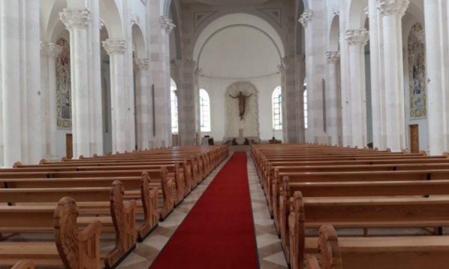  Në oborrin e katedrales inaugurohet shtatorja e Ibrahim Rugovës 
