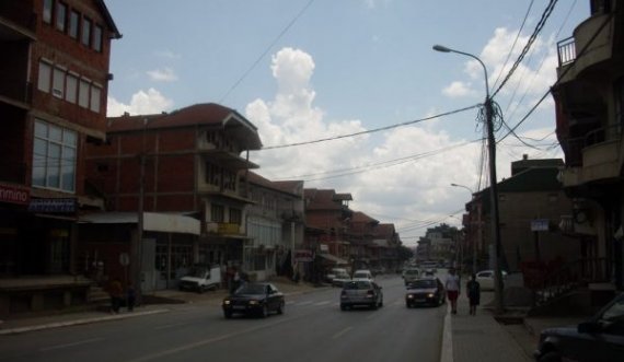 Kapen në flagrancë tre persona duke shitur narkotikë në Vranjevc, u gjenden edhe armë