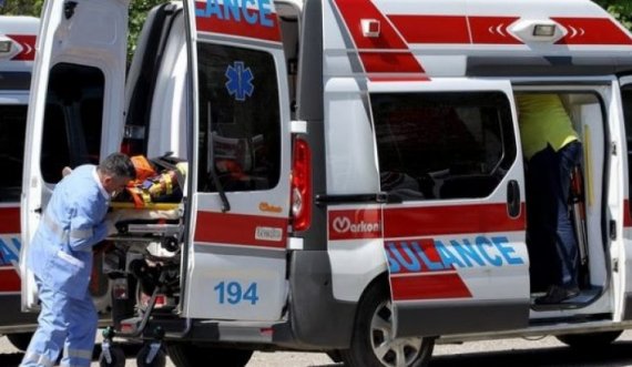 Sulmohet vozitësi i ndihmës së shpejt derisa e zbriste një pacient nga autoambulanca në Infektivë