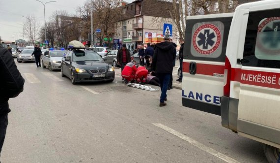  Dy persona goditen nga një veturë në Prishtinë, dërgohen në QKUK 