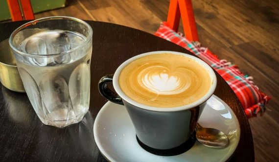  Pronarët e kafeneve protestojnë kundër izolimit duke fjetur në lokale 