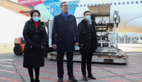  Aleksander Vuçiqi del i gëzuar në aeroport për t’i pritur 1 milion doza të vaksinës kineze 