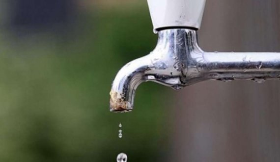  Defekt në gypin e furnizimit të ujit në Gjakovë për shkak të reshjeve të shiut, disa fshatra mbesin pa ujë 