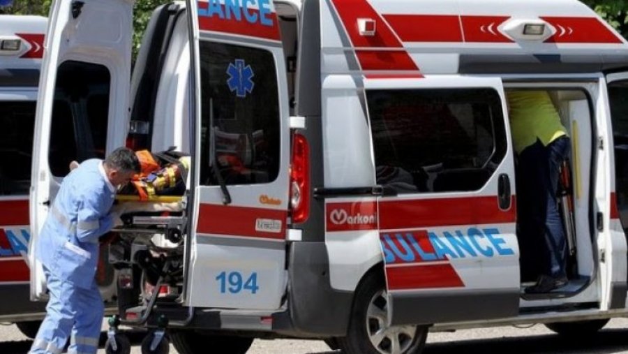 Sulmohet vozitësi i ndihmës së shpejt derisa e zbriste një pacient nga autoambulanca në Infektivë