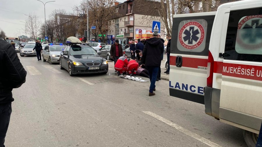 Dy persona goditen nga një veturë në Prishtinë, dërgohen në QKUK 