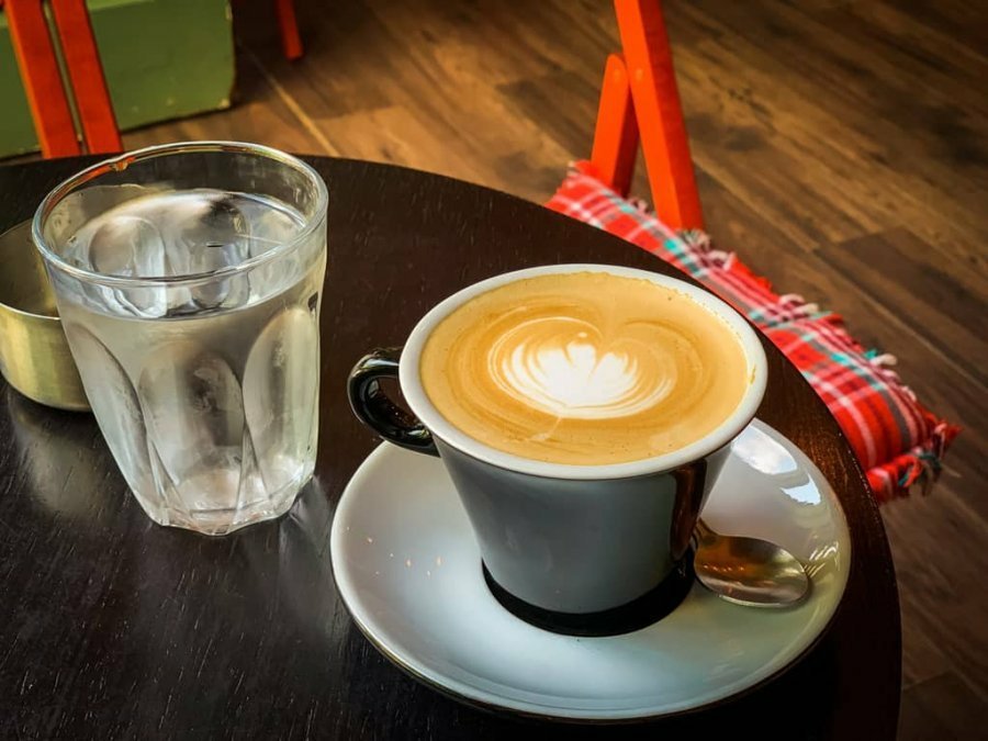  Pronarët e kafeneve protestojnë kundër izolimit duke fjetur në lokale 