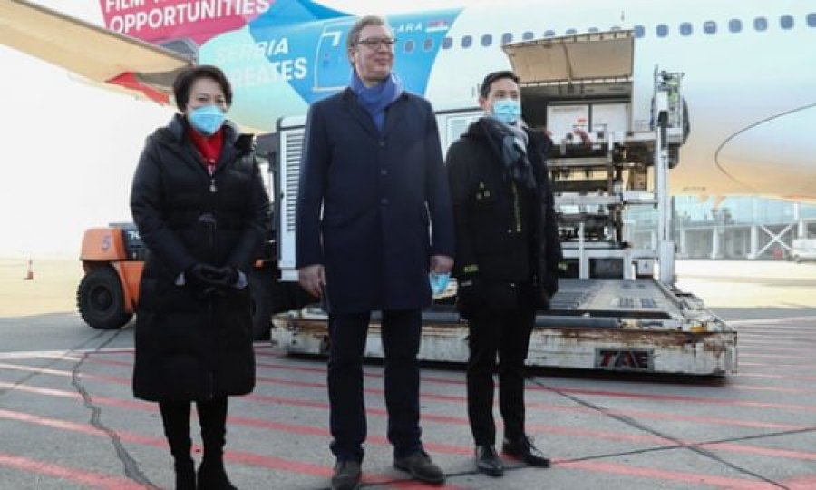  Aleksander Vuçiqi del i gëzuar në aeroport për t’i pritur 1 milion doza të vaksinës kineze 