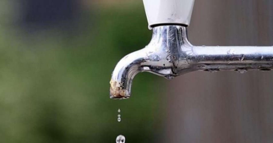  Defekt në gypin e furnizimit të ujit në Gjakovë për shkak të reshjeve të shiut, disa fshatra mbesin pa ujë 