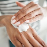 6 kura natyrale për të parandaluar tharjen e lëkurës së duarve në këto ditë të ftohta!