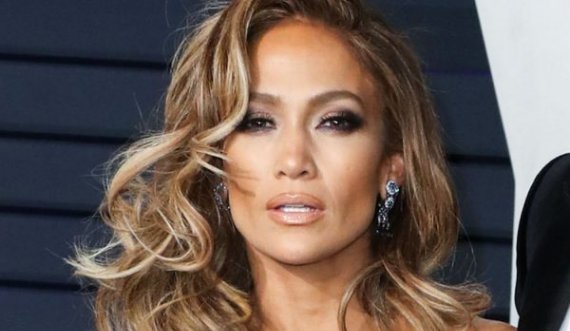 Jennifer Lopez rikthehet pas në kohë, rikrijon klipin e “Love Don’t Cost a Thing”