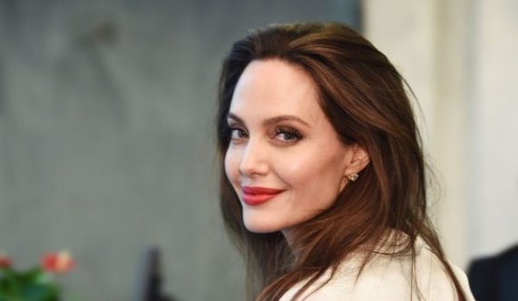Si në tapet të kuq, si për të bërë pazar, Angelina bukuri kopertinash