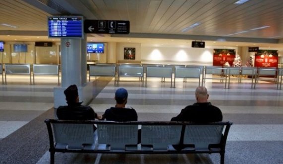 Njeriu që jetoi në aeroport për 3 muaj nga frika e koronavirusit