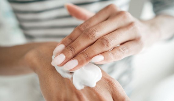 6 kura natyrale për të parandaluar tharjen e lëkurës së duarve në këto ditë të ftohta!