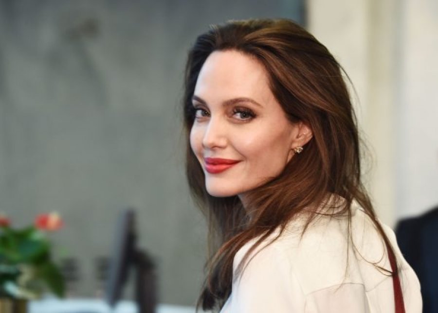 Si në tapet të kuq, si për të bërë pazar, Angelina bukuri kopertinash